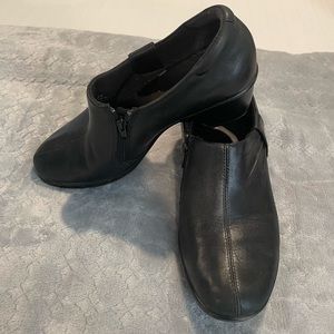 Women’s Clark size zip clogs